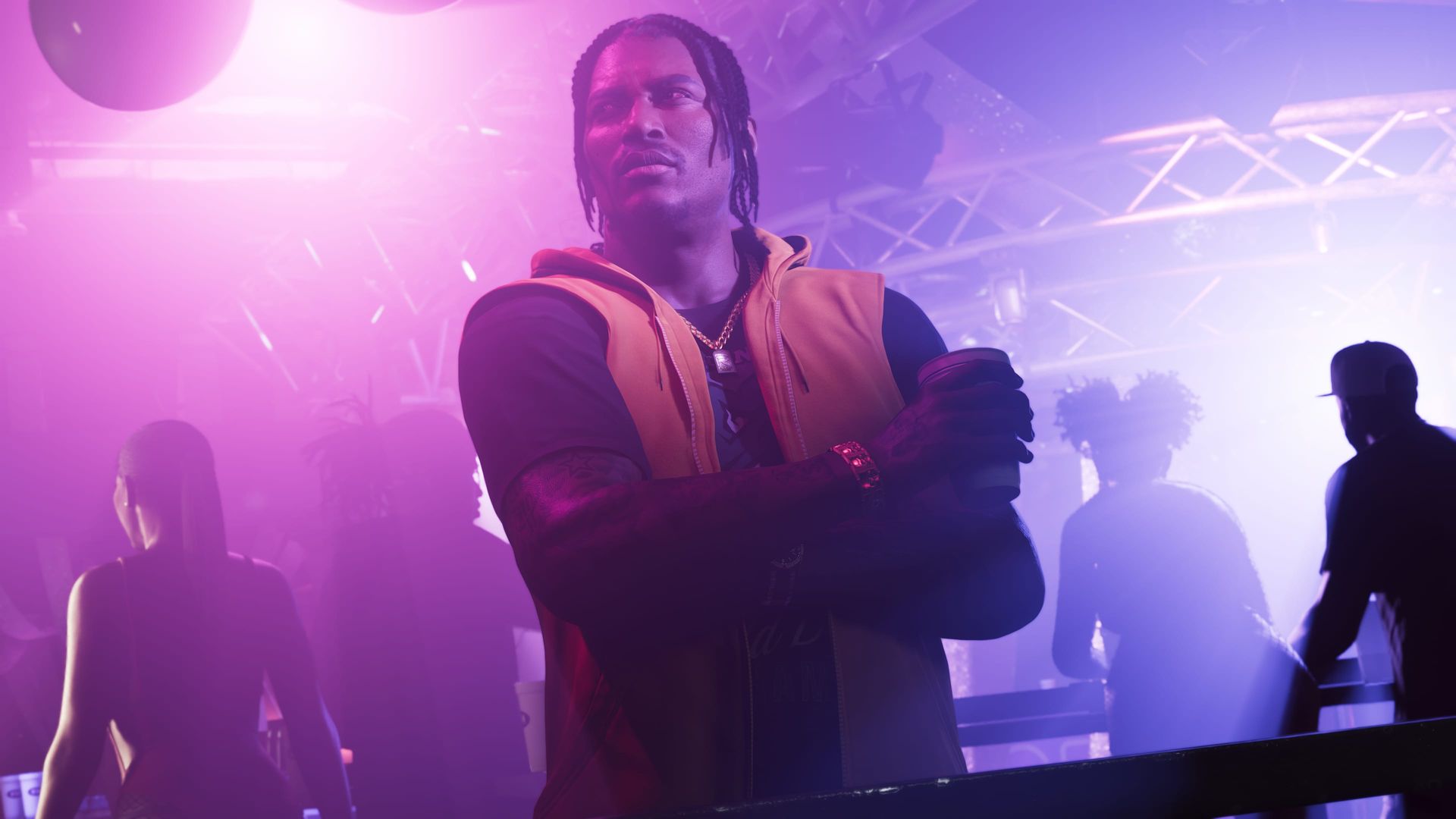 Dre'Quan Priest steht mit verschränkten Armen in einem Club voller violettem Bühnenlicht