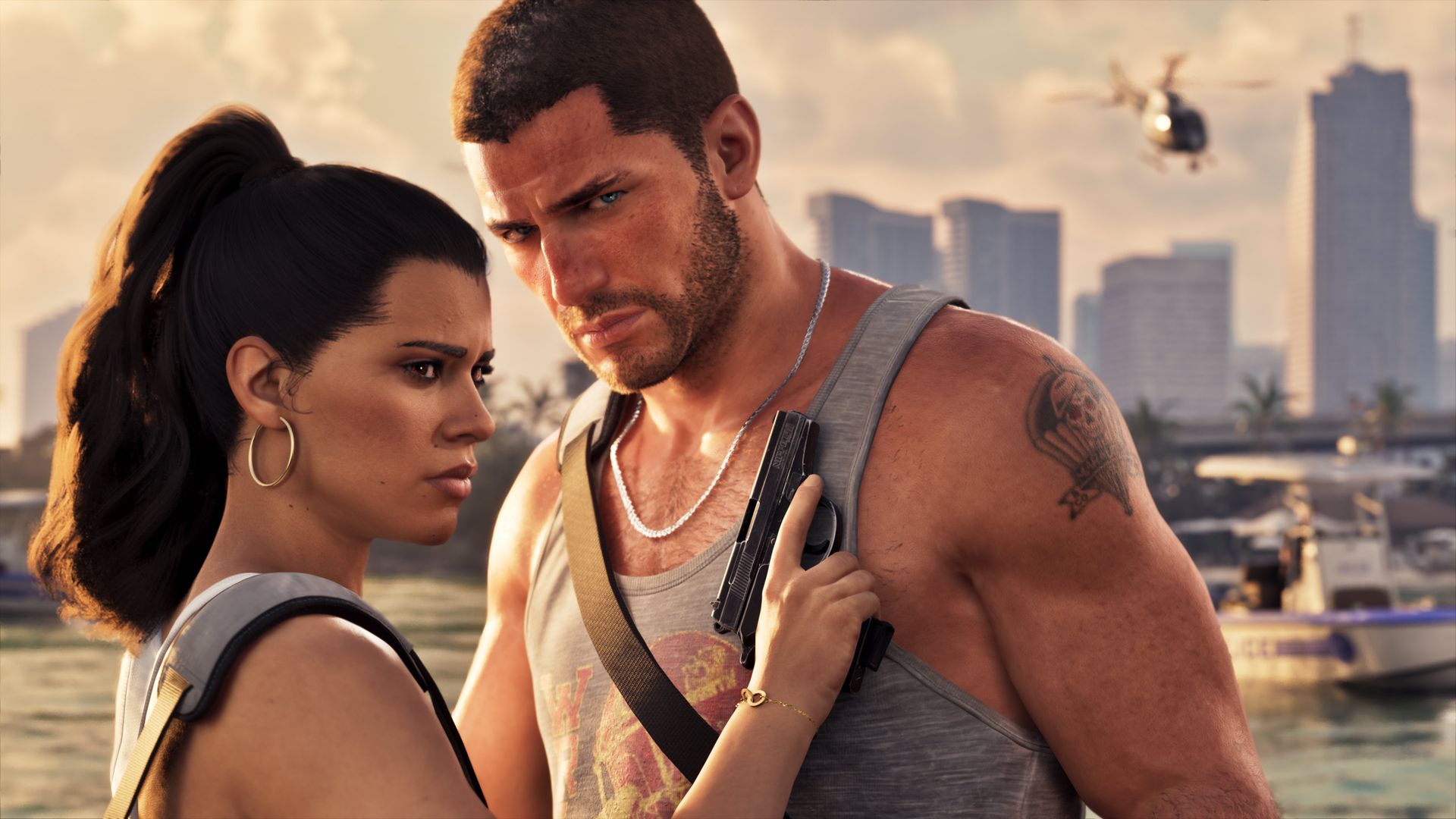 Jason und Lucia stehen eng beieinander an der Uferpromenade, dahinter die Skyline von Vice City