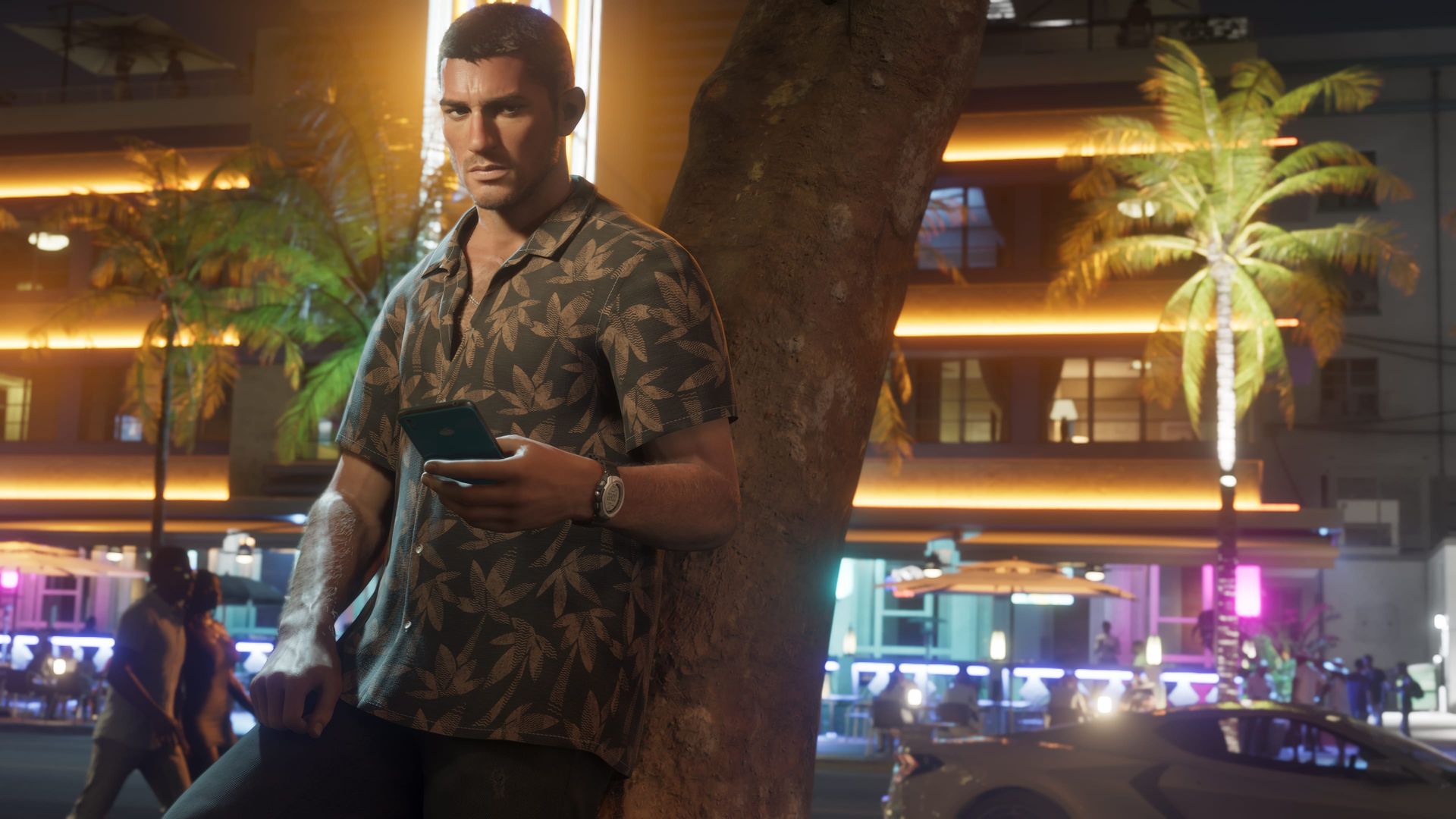 Jason schaut nachts auf einer neonbeleuchteten Straße in Vice City auf sein Handy