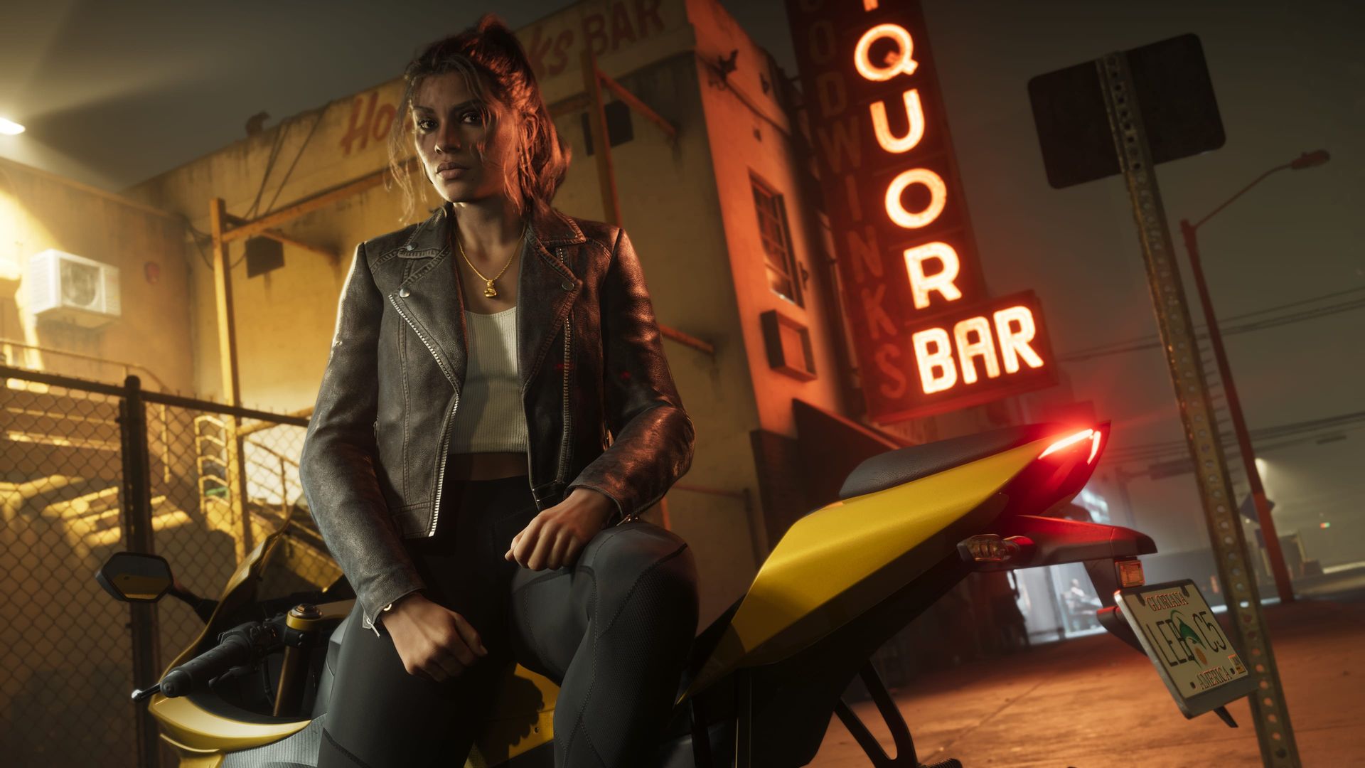 Lucia sitzt auf einem Motorrad vor einem Spirituosenladen mit leuchtendem Bar-Schild