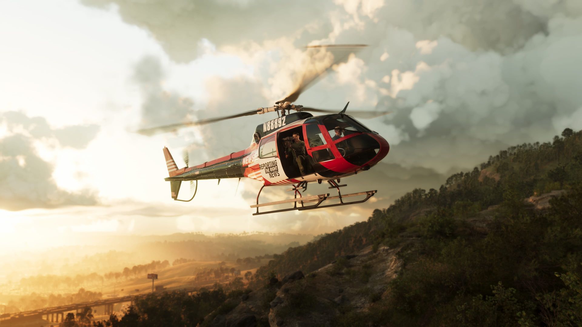Ein rot-weißer Hubschrauber schwebt über bewaldeten Hügeln
